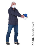 Tradesman holding a spray gun and wearing a mask. Стоковое фото, агентство Ingram Publishing / Фотобанк Лори