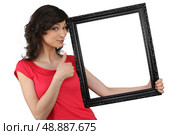 Woman holding a picture frame. Стоковое фото, агентство Ingram Publishing / Фотобанк Лори