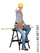 Thumbs up from a female carpenter. Стоковое фото, агентство Ingram Publishing / Фотобанк Лори