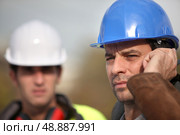 Foreman communicating via radio. Стоковое фото, агентство Ingram Publishing / Фотобанк Лори