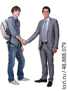 Student shaking teacher’s hand. Стоковое фото, агентство Ingram Publishing / Фотобанк Лори