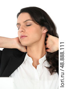 Businesswoman rubbing her neck. Стоковое фото, агентство Ingram Publishing / Фотобанк Лори