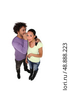 Man whispering secret to young woman. Стоковое фото, агентство Ingram Publishing / Фотобанк Лори
