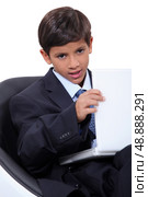 Child with suit and computer. Стоковое фото, агентство Ingram Publishing / Фотобанк Лори