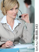 Woman holding headset. Стоковое фото, агентство Ingram Publishing / Фотобанк Лори