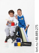 Children with paint cans. Стоковое фото, агентство Ingram Publishing / Фотобанк Лори