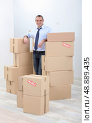 Man with piles of cardboard boxes marked fragile. Стоковое фото, агентство Ingram Publishing / Фотобанк Лори