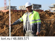 Worker holding a yardstick. Стоковое фото, агентство Ingram Publishing / Фотобанк Лори