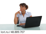 businesswoman sitting at her desk and thinking. Стоковое фото, агентство Ingram Publishing / Фотобанк Лори