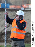 surveyor taking measurements. Стоковое фото, агентство Ingram Publishing / Фотобанк Лори