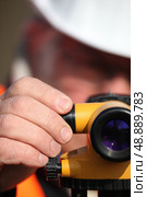 Civil engineer adjusting a theodolite. Стоковое фото, агентство Ingram Publishing / Фотобанк Лори