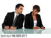 Business people filling in a form. Стоковое фото, агентство Ingram Publishing / Фотобанк Лори