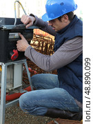 Builder with a generator. Стоковое фото, агентство Ingram Publishing / Фотобанк Лори