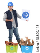 Builder recycling materials. Стоковое фото, агентство Ingram Publishing / Фотобанк Лори