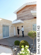 Woman handing house keys. Стоковое фото, агентство Ingram Publishing / Фотобанк Лори