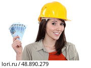 Young handy woman holding wage. Стоковое фото, агентство Ingram Publishing / Фотобанк Лори
