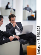 Businessmen waiting in airport lounge. Стоковое фото, агентство Ingram Publishing / Фотобанк Лори