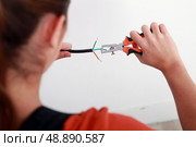 A female electrician stripping a wire. Стоковое фото, агентство Ingram Publishing / Фотобанк Лори