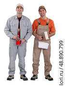 Painters standing side-by-side. Стоковое фото, агентство Ingram Publishing / Фотобанк Лори