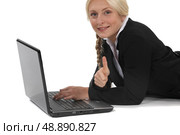 Woman lying in front of computer. Стоковое фото, агентство Ingram Publishing / Фотобанк Лори