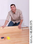 Laminate flooring being installed. Стоковое фото, агентство Ingram Publishing / Фотобанк Лори