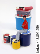 Painter sitting on paint can. Стоковое фото, агентство Ingram Publishing / Фотобанк Лори