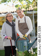 Helping elderly woman in the garden. Стоковое фото, агентство Ingram Publishing / Фотобанк Лори