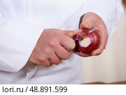 Male hands peeling onions. Стоковое фото, агентство Ingram Publishing / Фотобанк Лори