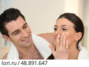 Woman applying moisturizing cream. Стоковое фото, агентство Ingram Publishing / Фотобанк Лори