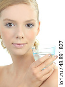 Blond woman with glass of water. Стоковое фото, агентство Ingram Publishing / Фотобанк Лори