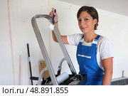 Woman redecorating her house. Стоковое фото, агентство Ingram Publishing / Фотобанк Лори
