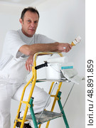 Painter posing by his ladder. Стоковое фото, агентство Ingram Publishing / Фотобанк Лори