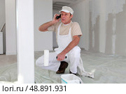 Hard-working painter talking to his client. Стоковое фото, агентство Ingram Publishing / Фотобанк Лори