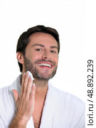 man shaving off his beard. Стоковое фото, агентство Ingram Publishing / Фотобанк Лори
