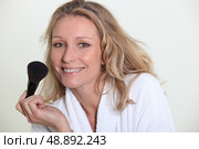 Woman in bathrobe holding make-up brush. Стоковое фото, агентство Ingram Publishing / Фотобанк Лори