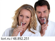 woman and man brushing teeth. Стоковое фото, агентство Ingram Publishing / Фотобанк Лори