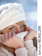 Woman outdoors wearing winter clothing. Стоковое фото, агентство Ingram Publishing / Фотобанк Лори