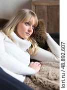 Dreamy woman lying on a sofa. Стоковое фото, агентство Ingram Publishing / Фотобанк Лори