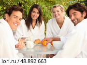 Friends having breakfast together. Стоковое фото, агентство Ingram Publishing / Фотобанк Лори