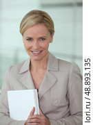 Blond executive holding laptop computer. Стоковое фото, агентство Ingram Publishing / Фотобанк Лори