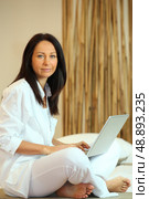 Woman sitting on the floor with computer. Стоковое фото, агентство Ingram Publishing / Фотобанк Лори
