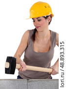 Woman hitting wall with sledge-hammer. Стоковое фото, агентство Ingram Publishing / Фотобанк Лори