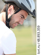 a man wearing a bike helmet. Стоковое фото, агентство Ingram Publishing / Фотобанк Лори
