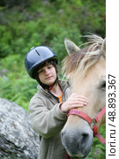 Child caressing a horse. Стоковое фото, агентство Ingram Publishing / Фотобанк Лори