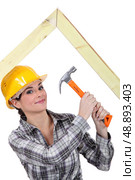 Woman building truss. Стоковое фото, агентство Ingram Publishing / Фотобанк Лори