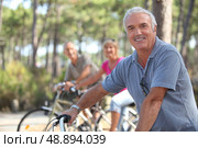 friends, cycle riding. Стоковое фото, агентство Ingram Publishing / Фотобанк Лори