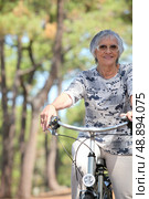 elderly dame riding. Стоковое фото, агентство Ingram Publishing / Фотобанк Лори