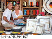 Couple in a handicrafts shop. Стоковое фото, агентство Ingram Publishing / Фотобанк Лори