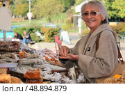 Woman  in an open-air market. Стоковое фото, агентство Ingram Publishing / Фотобанк Лори
