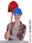 young craftswoman holding a shovel. Стоковое фото, агентство Ingram Publishing / Фотобанк Лори